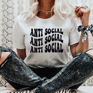 Archivos antisociales para cricut y silueta, archivos svg antisociales, letras apiladas onduladas, descarga digital de diseño de camisa diy, letras boho,