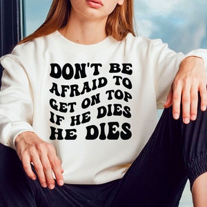 No tengas miedo de estar en la cima, si muere, muere, archivos para diseño cricut y silueta svg, diseño diy, svg divertido, letras apiladas onduladas