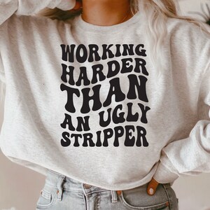 Trabajando más duro que un stripper feo png, archivo de corte svg, sublimación divertida, png retro, humor adulto png, svg groovy, letras apiladas onduladas