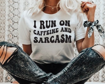 Cafeïne en sarcasme SVG: koffieshirtontwerp, Cricut-bestanden (digitale download)