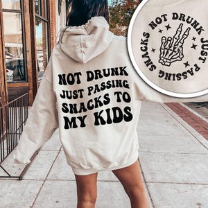 No estoy borracho, solo les paso bocadillos a mis hijos, archivos divertidos de mamá para cricut y silueta, letras apiladas onduladas, PNG inspiradores, PNG de sublimación