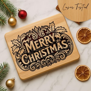 以下が含まれることがあります： 「MERRY CHRISTMAS」の文字が装飾的なフォントで書かれた長方形の木製まな板。黒い花の模様で囲まれています。クリスマスのオーナメントと乾燥オレンジスライスがまな板の周りに配置されています。