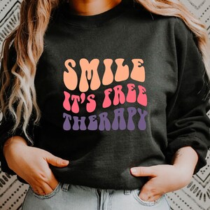 Sonríe su terapia gratuita svg, Cita positiva svg, letras apiladas onduladas, archivos boho svg, buenas vibraciones svg, Diseño de positividad, Clipart para corte