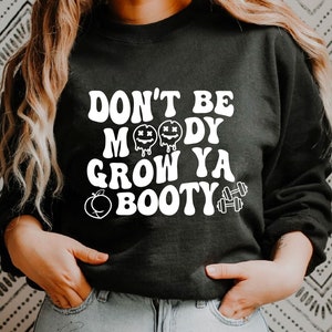 No estés de mal humor, crece ya botín svg, fitness svg, motivacional svg, divertido entrenamiento camiseta svg, ondulado apilado svg, humor adulto, silueta cricut