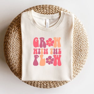 Crecer con el flujo Svg /Diseño digital retro / Camisa de letras onduladas / Vibraciones positivas Svg / Camisa Boho Png /Archivos para Cricut /Descarga digital