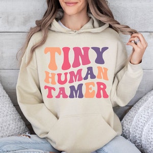 Tiny Human Tamer SVG y PNG / Camisa de profesor svg y png / Imágenes prediseñadas divertidas de profesor / Letras onduladas Boho .descarga digital, archivos Groovy svg,