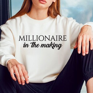 Millonario en ciernes SVG y PNG, solo buenas vibraciones, cita de Mindset, archivos SVG para cricut y silueta, letras onduladas apiladas, svg divertido