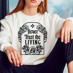 Vertrouw nooit de levende Svg, Horror Svg, Goth Svgs, Grafsteen Svg, Heks Svg, Coffin Svg, Halloween Sayings, Halloween Quote Svg, Halloween