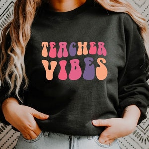 Teacher Vibes SVG y PNG / Camisa de profesor svg y png / Imágenes prediseñadas divertidas de profesor / Letras onduladas Boho .descarga digital, Imágenes prediseñadas de profesor,