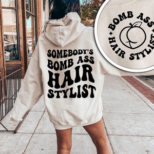 Estilista de cabelo de bomba de alguém SVG e PNG | Alguém, Cabeleireiro, Ondulado, Tendências | Sublimação, arquivo de corte | Download digital de dois designs