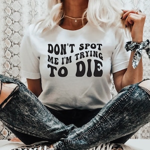 No me veas, estoy tratando de morir aquí, svg motivacional, camiseta de entrenamiento divertido svg, svg apilado ondulado, humor adulto, silueta cricut