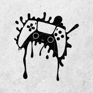 Puede incluir: Gráfico en blanco y negro de un mando de videojuegos con un efecto de pintura salpicada. El mando está centrado, con los botones y joysticks claramente visibles. El diseño tiene un toque artístico moderno, para gamers.