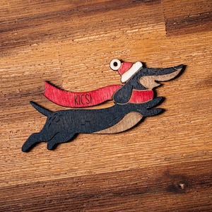 Adorno navideño de perro Glowforge Svg, adorno de perro con sombrero de Papá Noel Svg, adorno navideño personalizable Svg, Dachshund Svg, archivo cortado con láser