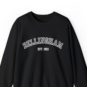 Könnte beinhalten: Schwarzer Pullover mit weißem Text, der "BELLINGHAM EST. 1903" in einer gewölbten Schriftart lautet.