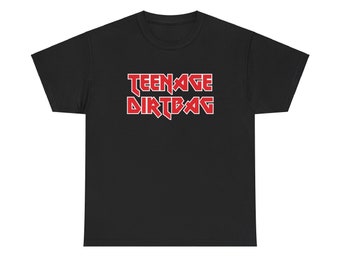 Può includere: Maglietta nera con il testo "TEENAGE DIRTBAG" in rosso, stilizzato in un font heavy metal.