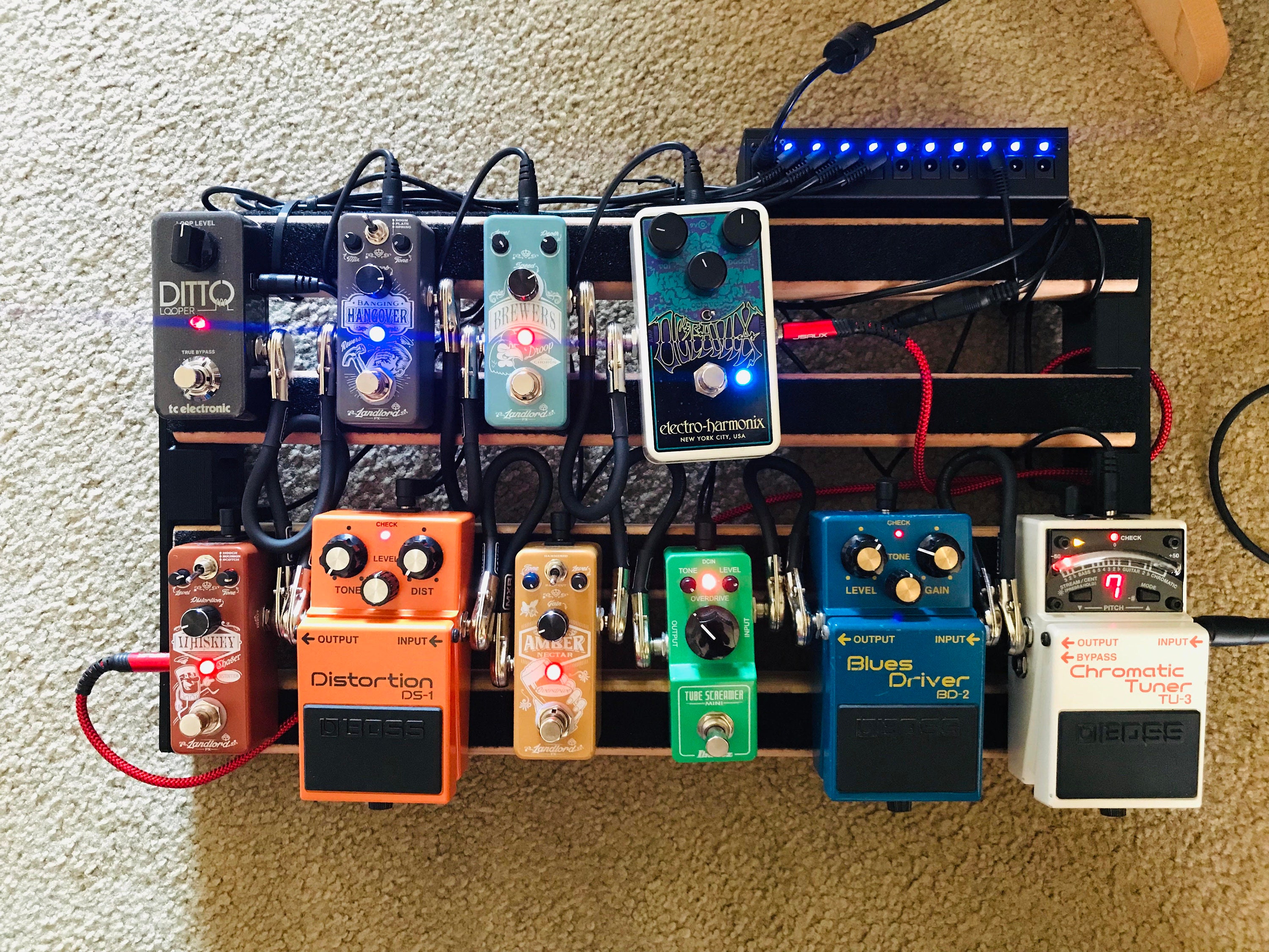 Just finished my DIY pedal board and it only cost me 2 dollars (not  including the velcro and paint) : r/guitarpedals