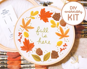 L'automne est là - Kit complet de broderie à la main DIY - Comprend un cercle à broder, des matériaux, un motif et un didacticiel photo complet étape par étape
