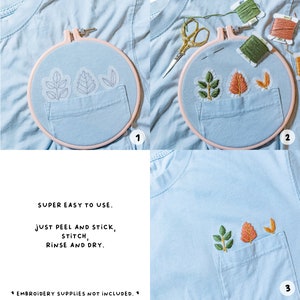 Pode incluir: Um guia de tr&ecirc;s etapas para bordar um desenho em uma camiseta azul claro. A primeira etapa mostra um est&ecirc;ncil de pl&aacute;stico transparente com um desenho de folha colocado na camiseta. A segunda etapa mostra o desenho costurado com fio verde e laranja. A terceira etapa mostra o desenho finalizado na camiseta. O texto na imagem diz "SUPER EASY TO USE. JUST PEEL AND STICK, STITCH, RINSE AND DRY. *EMBROIDERY SUPPLIES NOT INCLUDED.*"