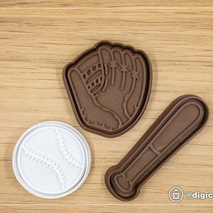 Conjunto de cortadores de biscoitos de beisebol. Luva de beisebol altamente detalhada, taco e bola. Carimbos com cabo ergonômico. Impresso em 3D em marrom e branco.