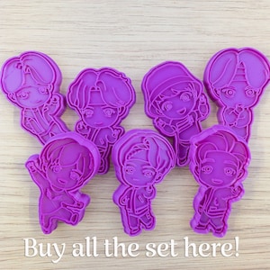 Könnte beinhalten: Sieben lila Kunststoff-Ausstecher in Form von Cartoonfiguren. Die Figuren haben unterschiedliche Frisuren und Posen. Der Text "Buy all the set here!" befindet sich am unteren Rand des Bildes.