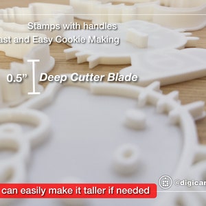 Puede incluir: Cortadores de galletas de pl&aacute;stico blanco con asas. Los cortadores tienen forma de varios animales. El texto "Stamps with handles for Fast and Easy Cookie Making" es visible. El texto "0.5" Deep Cutter Blade" tambi&eacute;n es visible. El texto "We can easily make it taller if needed" es visible. El texto "@digicanal3d" es visible.