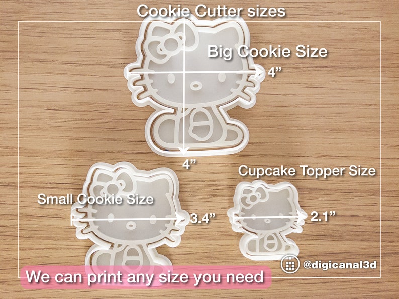 Puede incluir: Tres cortadores de galletas de pl&aacute;stico blanco en forma de Hello Kitty. El cortador m&aacute;s grande tiene 10 cm de ancho y 10 cm de alto. El cortador mediano tiene 8,6 cm de ancho. El cortador m&aacute;s peque&ntilde;o tiene 5,3 cm de ancho. El texto "Cookie Cutter sizes" est&aacute; en la parte superior de la imagen. El texto "Big Cookie Size", "Small Cookie Size" y "Cupcake Topper Size" est&aacute; debajo de cada cortador. El texto "We can print any size you need" est&aacute; en la parte inferior de la imagen.
