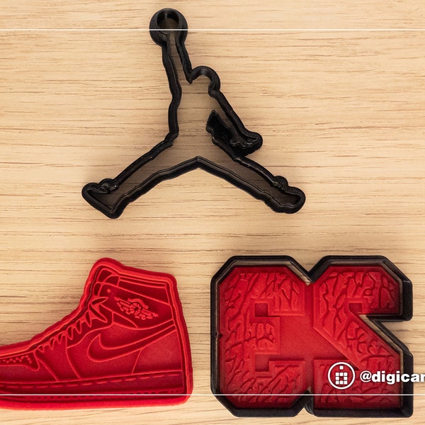 Cortadores de galletas Air Jordan Juego de tres: silueta jumpman, zapatillas retro, número 23. Funciona para arcilla polimérica, fondant y Play Doh.