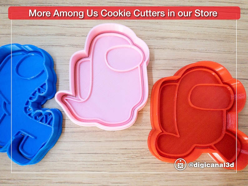 Puede incluir: Tres cortadores de galletas con forma de personajes del videojuego Among Us. Los cortadores son de color rosa, rojo y azul. El cortador rosa tiene forma de tripulante, el cortador rojo tiene forma de tripulante con visera y el cortador azul tiene forma de tripulante con casco.