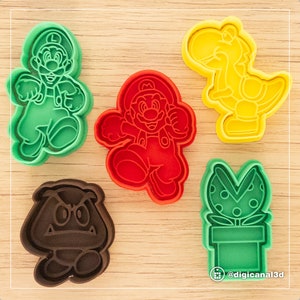 Può includere: Cinque diversi tagliapasta, ognuno con un personaggio diverso della serie di videogiochi Super Mario Bros. I tagliapasta sono verdi, rossi, gialli, marroni e verdi. I personaggi sono Mario, Luigi, Yoshi, un Goomba e una pianta Piranha.