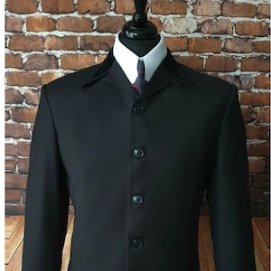 Può includere: Un blazer nero con colletto alla coreana e cinque bottoni. Il blazer ha maniche lunghe e una vestibilità slim.