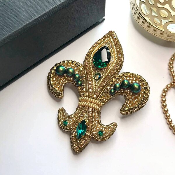 Emerald Fleur de lis brooch pin, Vintage beaded brooch, handmade