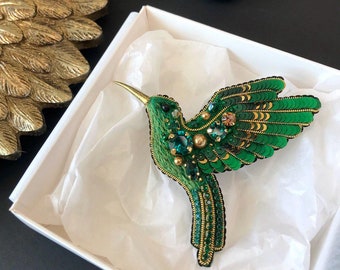 Emerald Hummingbird-broche, handgemaakte geborduurde vogelspeld