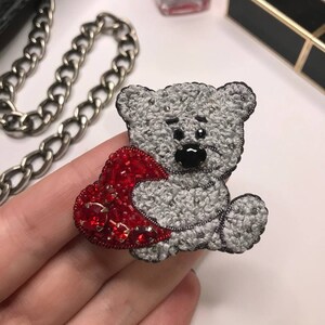 Teddybär mit Herz, Anstecknadel, handgemachte gestickte Brosche