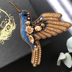 Golden Blue Hummingbird brooch, handmade embroidered bird pin zdjęcie 4