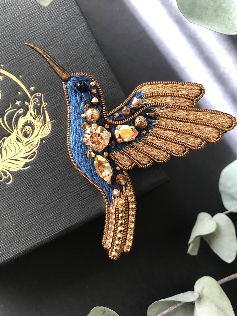 Golden Blue Hummingbird brooch, handmade embroidered bird pin zdjęcie 4