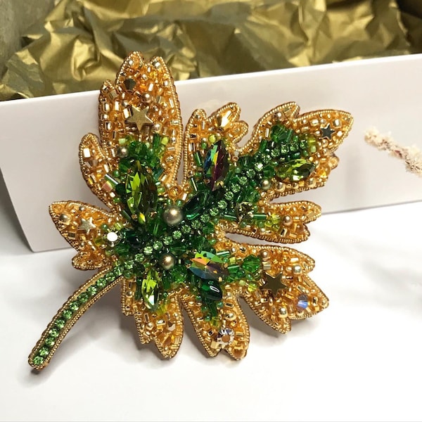 Broche feuille d'érable dorée et verte faite main avec cristaux