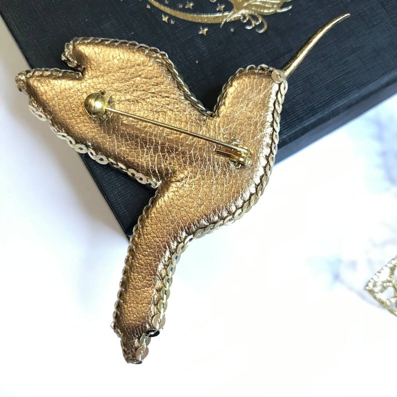 Golden Blue Hummingbird brooch, handmade embroidered bird pin zdjęcie 3