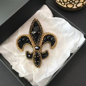 Broche fleur de lys noire et dorée, broche perlée faite main lys héraldique