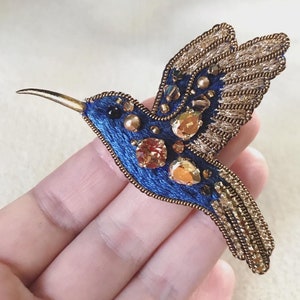 Golden Blue Hummingbird brooch, handmade embroidered bird pin zdjęcie 2