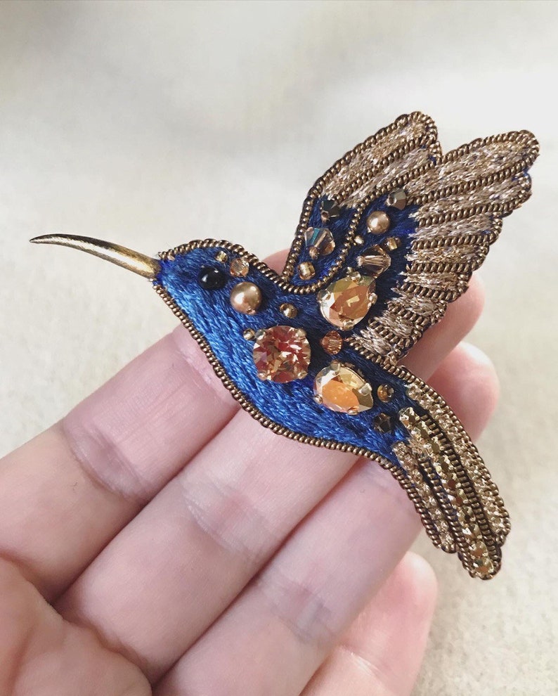 Golden Blue Hummingbird brooch, handmade embroidered bird pin zdjęcie 2