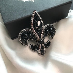 Broche de alfinete de flor de lis preto e prata, broche vintage com contas, feito à mão