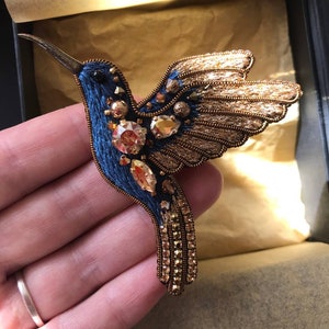 Golden Blue Hummingbird brooch, handmade embroidered bird pin zdjęcie 5