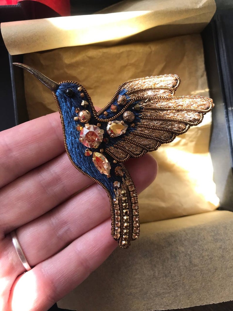 Golden Blue Hummingbird brooch, handmade embroidered bird pin zdjęcie 5