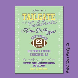 Może przedstawiać: Zielono-żółte zaproszenie z grafiką piłki nożnej na imprezę tailgate i uroczystość dla Katie & Riggs 23 września o 18:30. Wydarzenie odbędzie się pod adresem 123 Party Avenue, Thibodaux, LA. Para zarejestrowana jest w Pottery Barn, Williams Sonoma i Dillard's. RSVP: 111-222-3333.