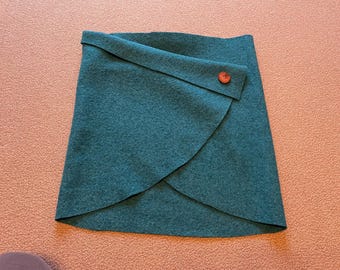Wrap skirt, wool skirt, turquoise, red, black, wooden button, avocado, cacheur, hip warmer, kidney warmer, virgin wool. Arm warmers with thumb holes.