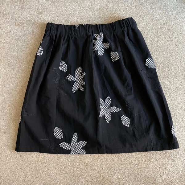 Rock schwarz  Rockabilly Gr. 38/40  schwarz weiss Applikation Sommerrock Lieblingsrock Blumen