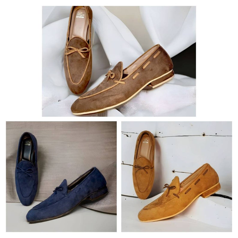 Pu&ograve; includere: Tre paia di mocassini in camoscio di colore marrone, blu e beige. Ogni paio presenta un dettaglio a fiocco sul davanti e una suola in pelle.