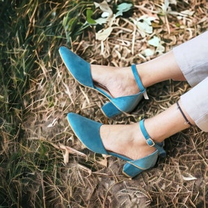 Sandalias de boda azul para novia, tacones de trullo nupcial, sandalias de damas de honor, sandalias de terciopelo verde azulado, zapatos de terciopelo azul claro regalo para ella