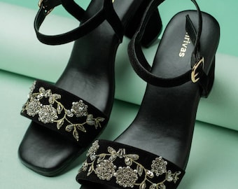Sandalias de boda de gamuza negra, tacones nupciales indios con bordado a mano.