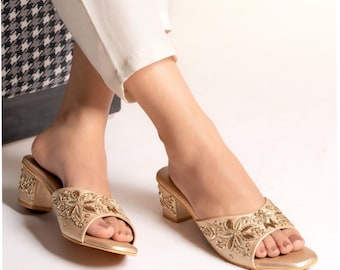 Sandali da sposa con tacco a blocco ricamati in oro / in ecopelle, con punta aperta e motivo floreale.